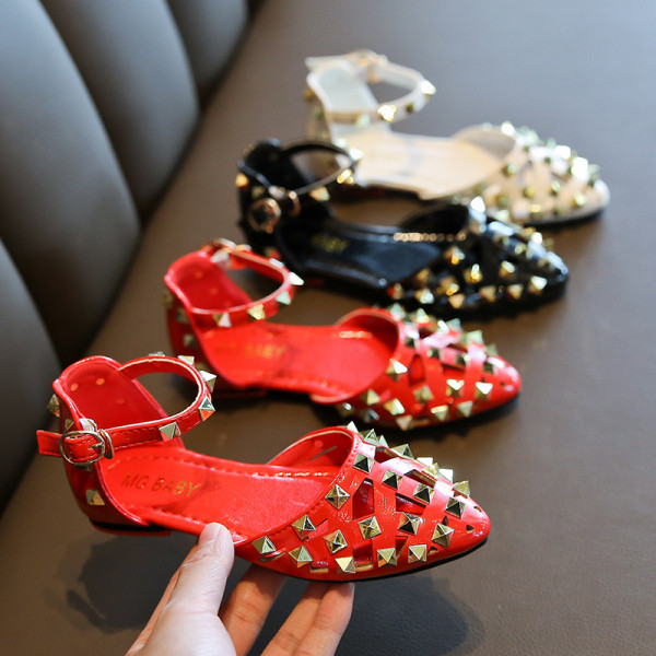 Pandla ja metallelementidega laste sandaalid tüdrukutele