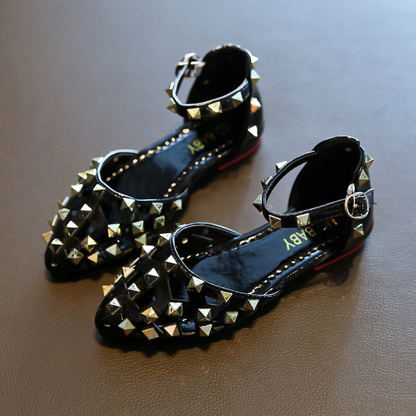 Pandla ja metallelementidega laste sandaalid tüdrukutele