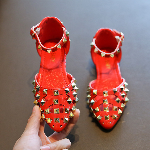 Pandla ja metallelementidega laste sandaalid tüdrukutele