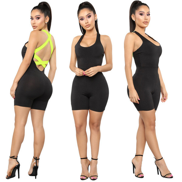 Palja seljaga ja värviliste rihmadega naiste sportlik kombinesoon