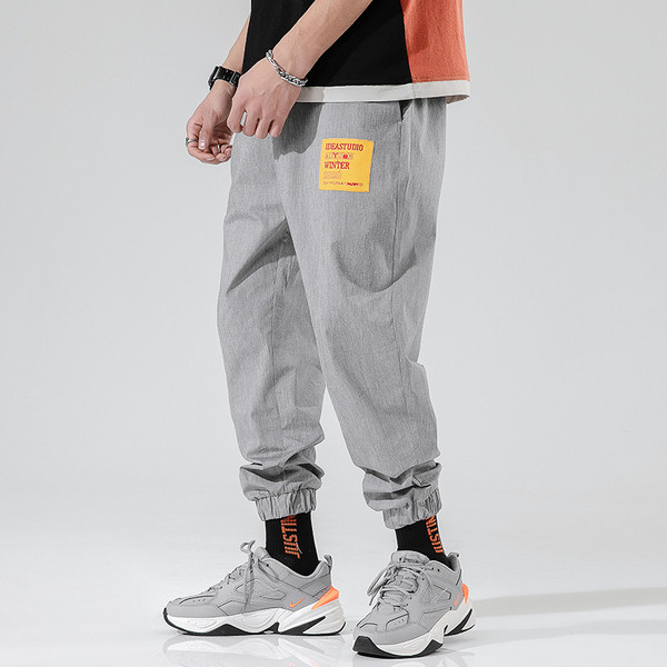 Praegused meeste püksid pahkluu ja aplikatsiooniga