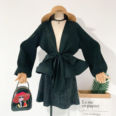 Jauna modeļa aktuāls sieviešu krekls ar dziļu kakla izgriezumu un vidukļa saitēm