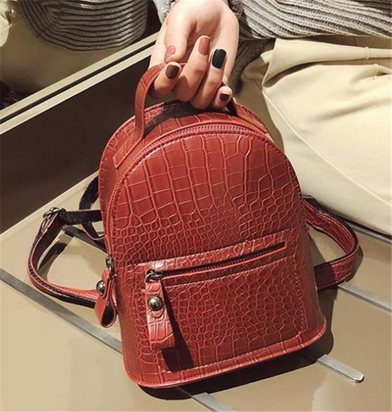 Moderna sieviešu mugursoma no tīras eko ādas