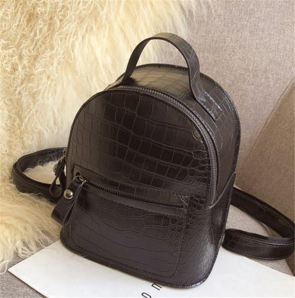 Moderna sieviešu mugursoma no tīras eko ādas