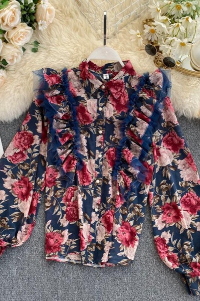 Moderns sieviešu krekls ar klasisku apkakli, garām piedurknēm un ziedu rakstu