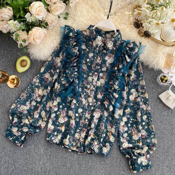 Moderns sieviešu krekls ar klasisku apkakli, garām piedurknēm un ziedu rakstu