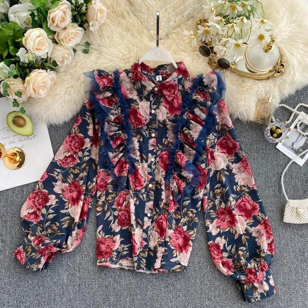 Moderns sieviešu krekls ar klasisku apkakli, garām piedurknēm un ziedu rakstu