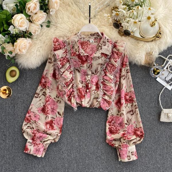 Moderns sieviešu krekls ar klasisku apkakli, garām piedurknēm un ziedu rakstu