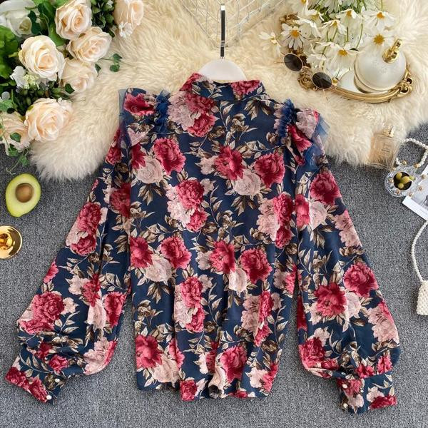 Moderns sieviešu krekls ar klasisku apkakli, garām piedurknēm un ziedu rakstu