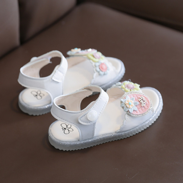 Jauns bērnu sandaļu modelis meitenēm ar 3D elementiem