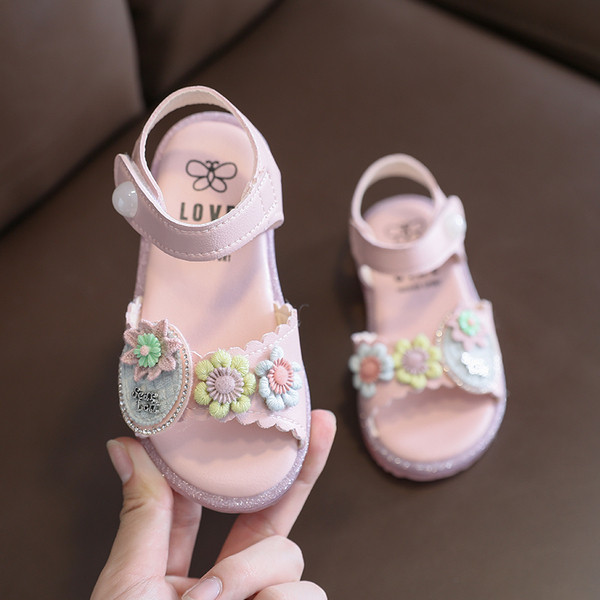 Jauns bērnu sandaļu modelis meitenēm ar 3D elementiem