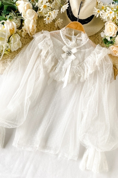 Stilīgs sieviešu krekls ar platām piedurknēm un ovālu kakla izgriezumu