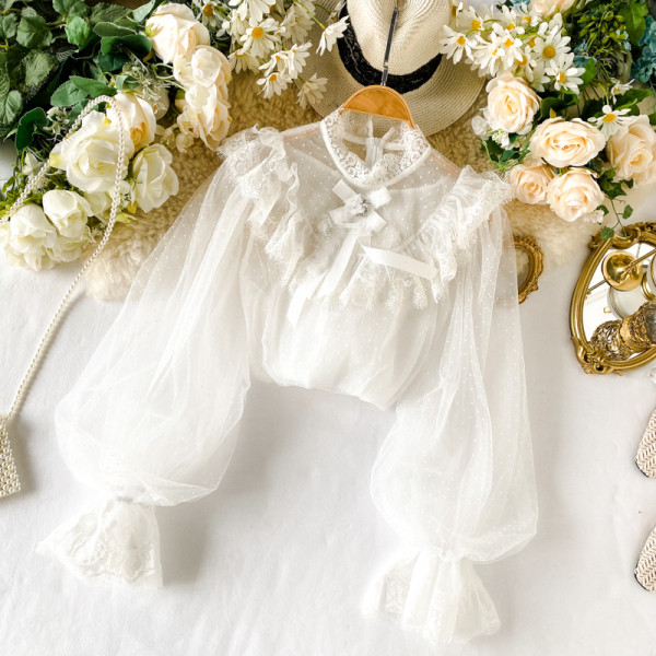 Stilīgs sieviešu krekls ar platām piedurknēm un ovālu kakla izgriezumu