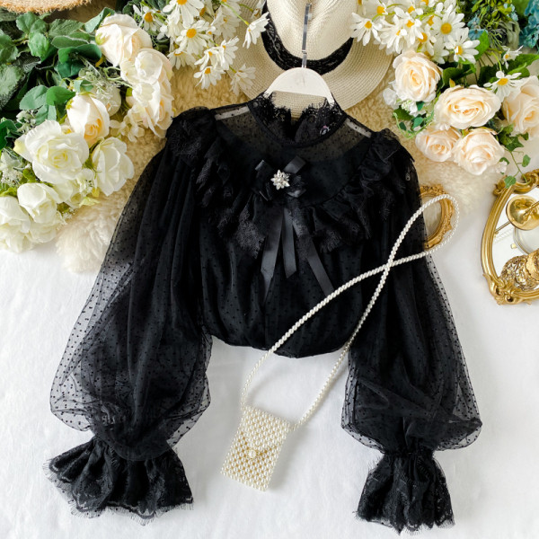 Stilīgs sieviešu krekls ar platām piedurknēm un ovālu kakla izgriezumu