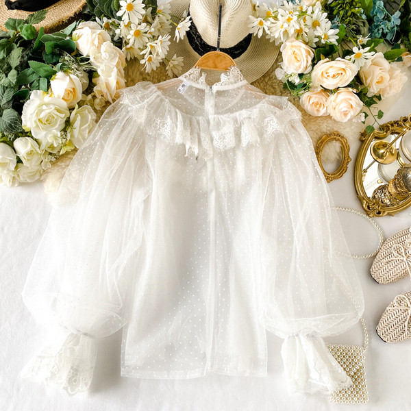 Stilīgs sieviešu krekls ar platām piedurknēm un ovālu kakla izgriezumu