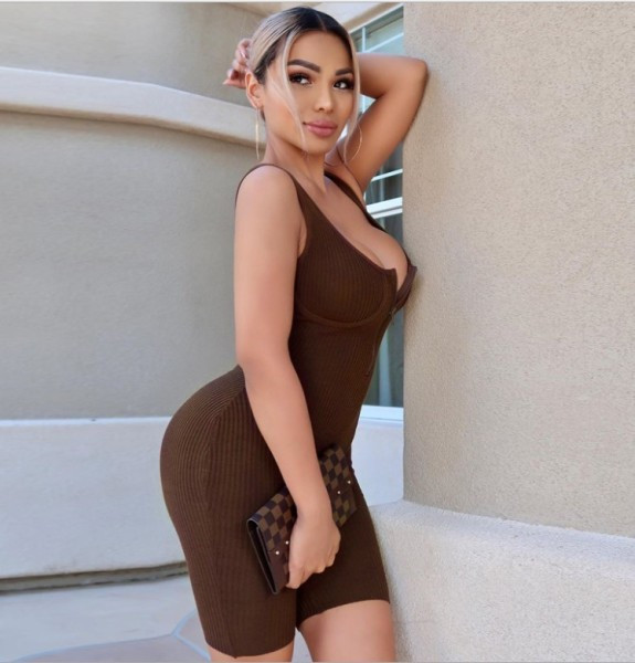 Sieviešu sporta kombinezons no velveta džersija ar rāvējslēdzēju