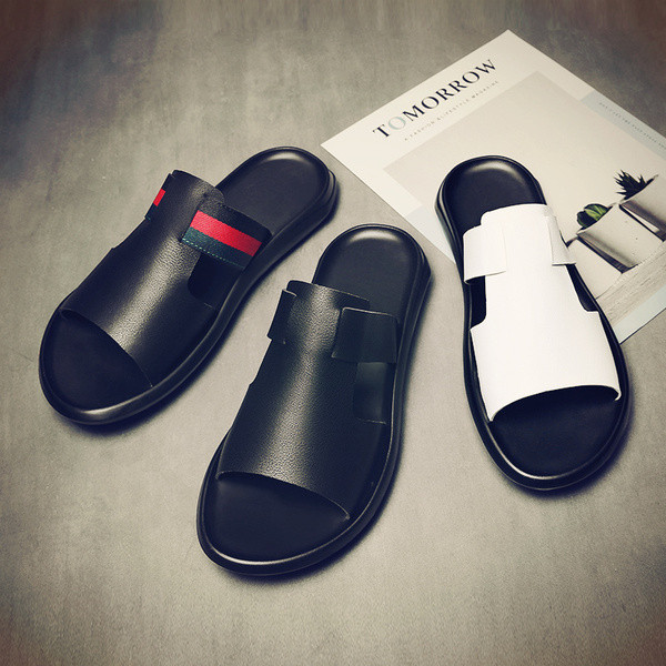 Moderne muške papuče od eko kože sa ravnim potplatom i izrezanim dijelovima