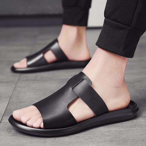 Moderne muške papuče od eko kože sa ravnim potplatom i izrezanim dijelovima