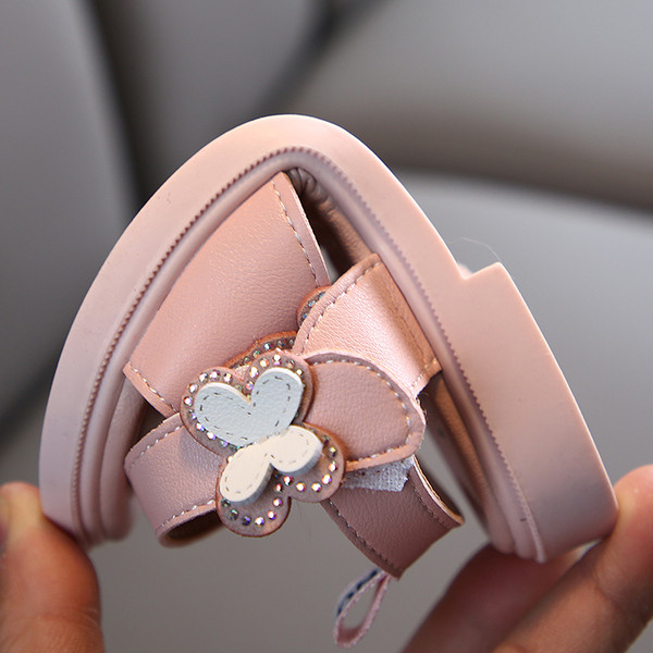 Model nou de sandale pentru copii cu element 3D si autocolante pentru fete