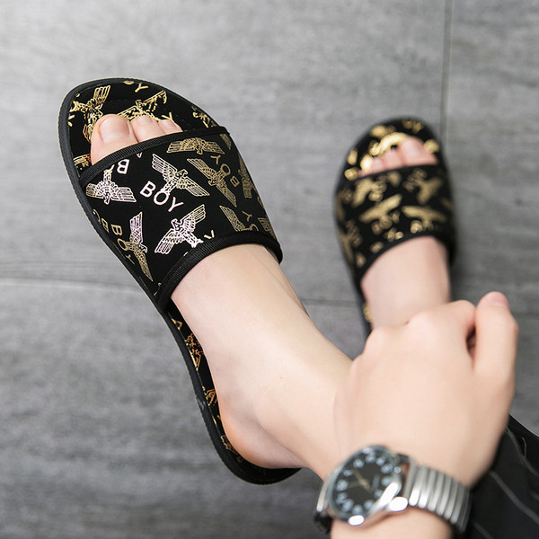 Modernas vīriešu čības ar aplikācijām un uzrakstiem