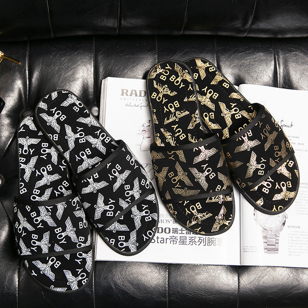 Modernas vīriešu čības ar aplikācijām un uzrakstiem