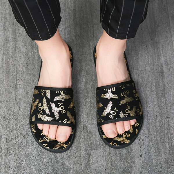 Modernas vīriešu čības ar aplikācijām un uzrakstiem