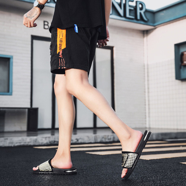 Aktuális, fényes hatású, légkamrás férfi papucs