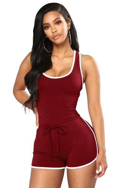 Laiade rihmade ja lipsudega naiste spordikombinesoon