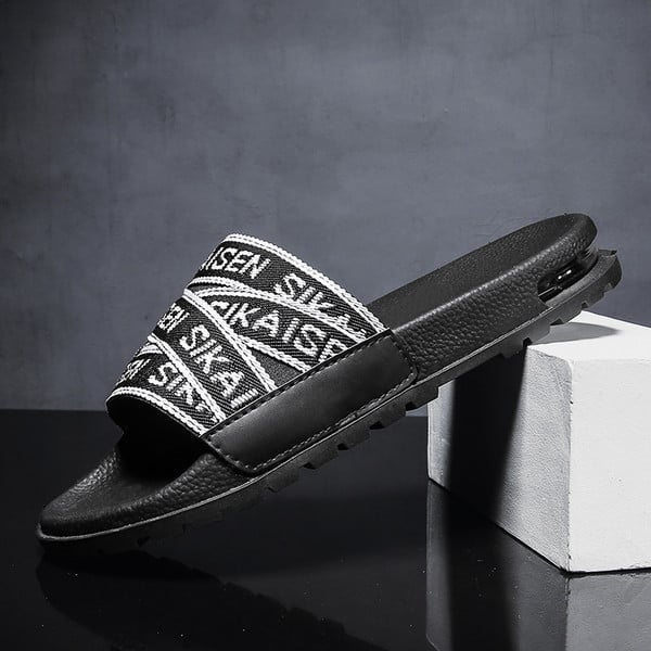 Modernas vīriešu čības ar plakanām zolēm un uzrakstiem