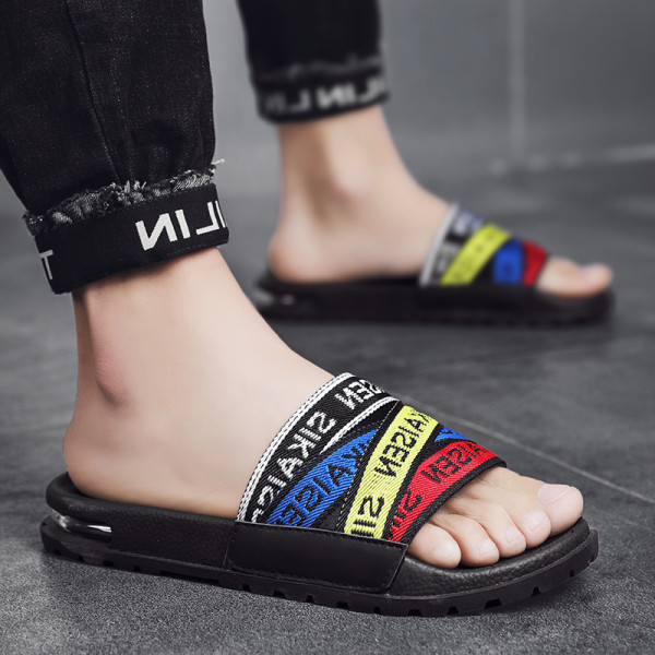 Modernas vīriešu čības ar plakanām zolēm un uzrakstiem