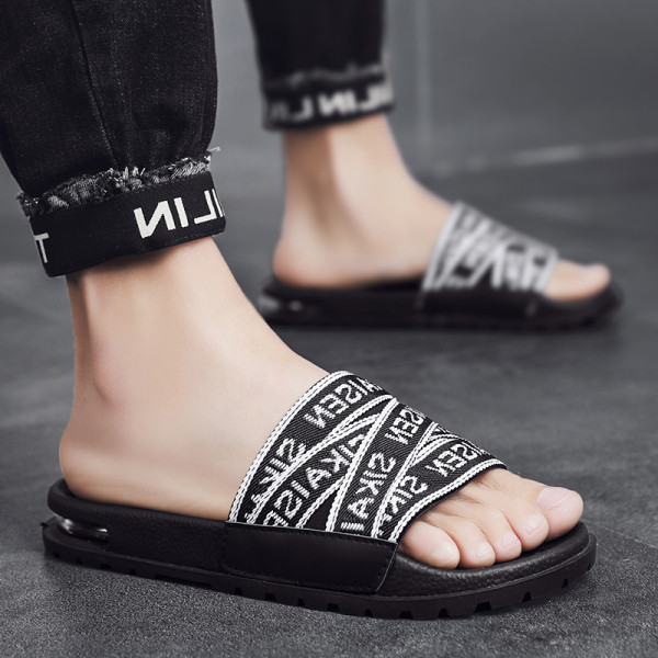 Modernas vīriešu čības ar plakanām zolēm un uzrakstiem