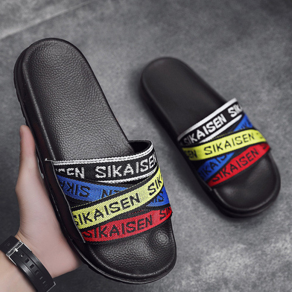 Modernas vīriešu čības ar plakanām zolēm un uzrakstiem