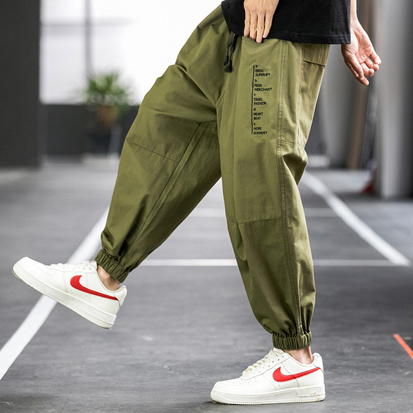 Meeste püksid pahkluu ja värviliste kirjadega