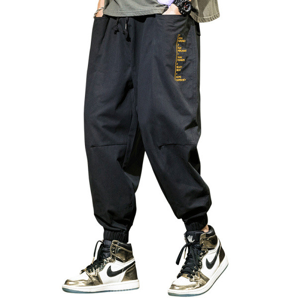 Meeste püksid pahkluu ja värviliste kirjadega