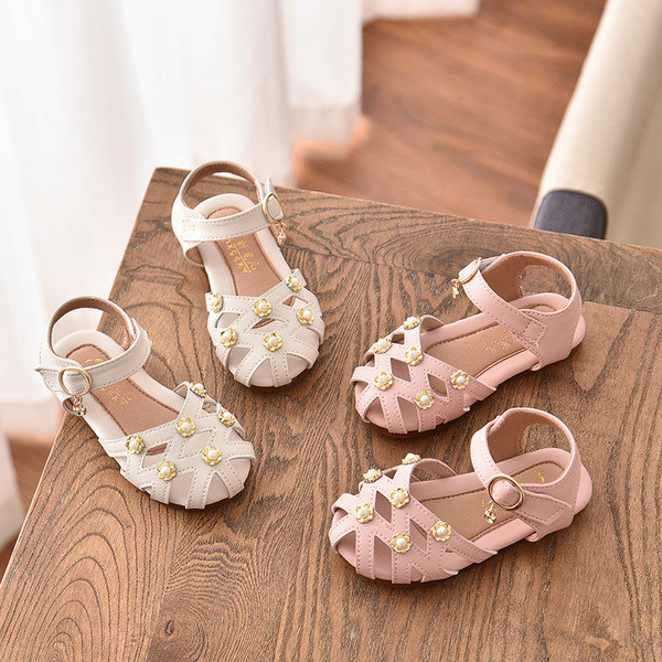 Mūsdienīgas bērnu sandales ar sprādzi un metāla elementiem