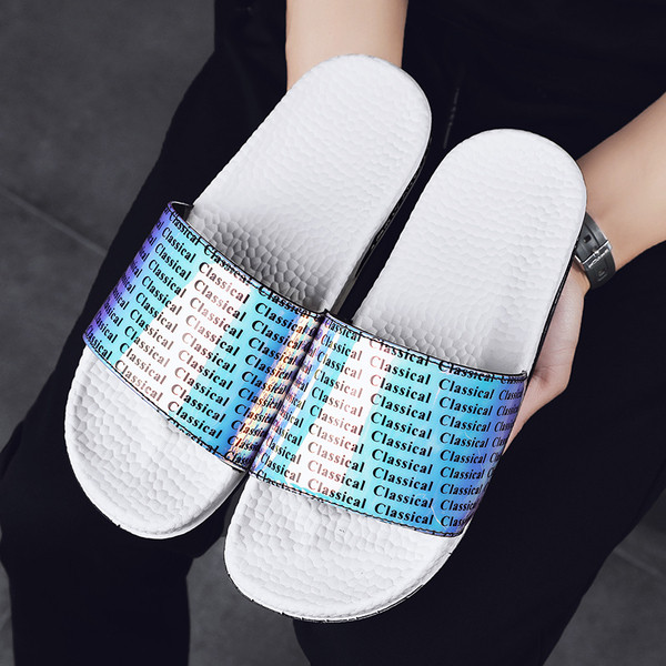 Modernas vīriešu čības ar uzrakstiem un plakanu zoli