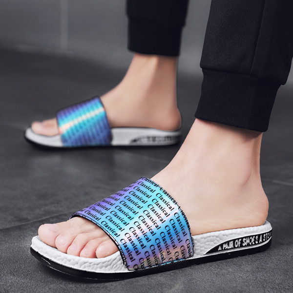 Modernas vīriešu čības ar uzrakstiem un plakanu zoli