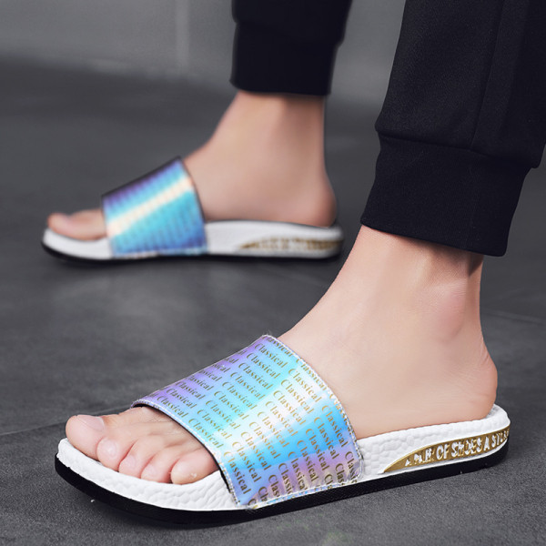 Modernas vīriešu čības ar uzrakstiem un plakanu zoli