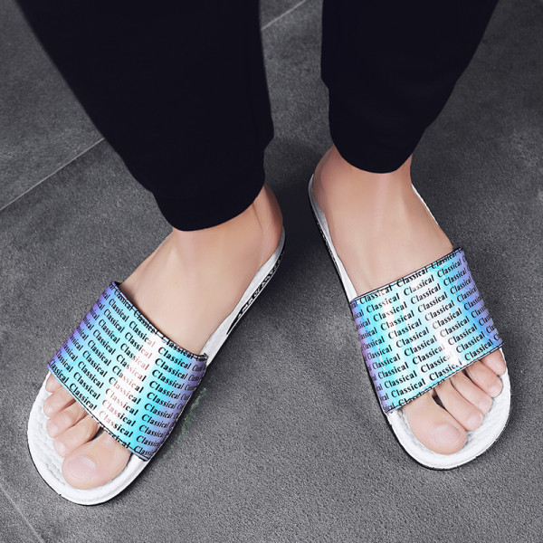 Modernas vīriešu čības ar uzrakstiem un plakanu zoli