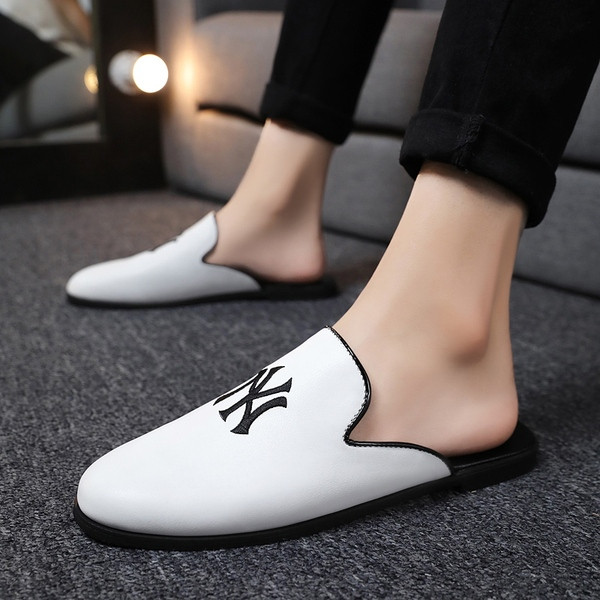 Stilīgas vīriešu čības no eko ādas ar plakanu zoli un izšuvumu