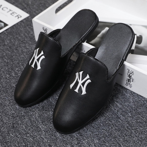 Stilīgas vīriešu čības no eko ādas ar plakanu zoli un izšuvumu