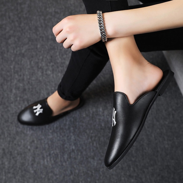 Stilīgas vīriešu čības no eko ādas ar plakanu zoli un izšuvumu