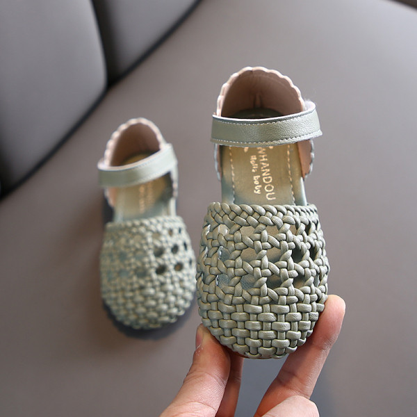 Jauns bērnu sandaļu modelis meitenēm no eko ādas ar uzlīmēm