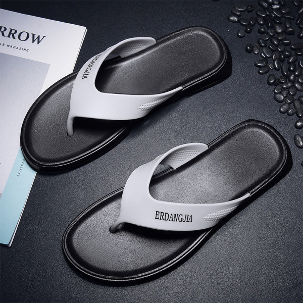 Ikdienas vīriešu čības vienkāršs modelis ar plakanu zoli un uzrakstu