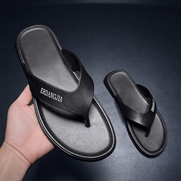 Ikdienas vīriešu čības vienkāršs modelis ar plakanu zoli un uzrakstu