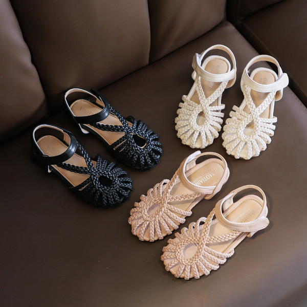 Keresztpántos és matricás gyerekszandál lányoknak