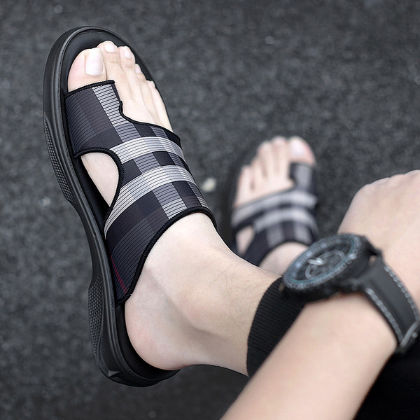 Rūtainas vīriešu čības pār purngalu ar plakanu zoli