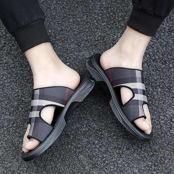 Rūtainas vīriešu čības pār purngalu ar plakanu zoli