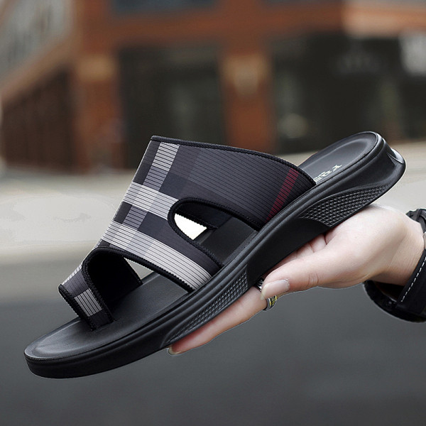 Rūtainas vīriešu čības pār purngalu ar plakanu zoli