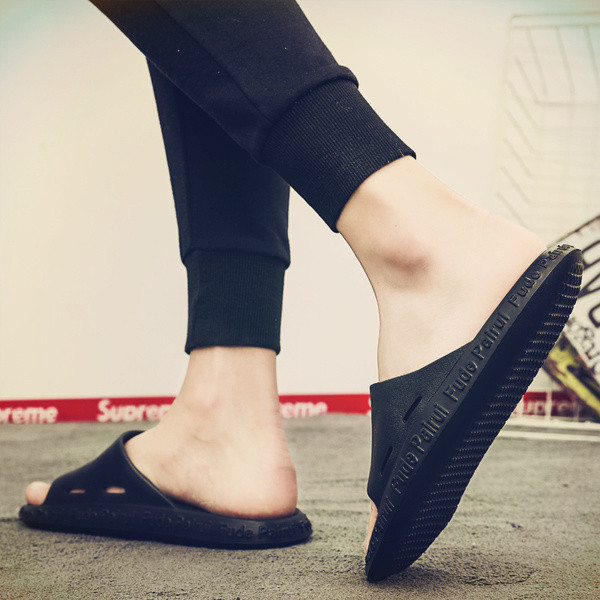 Melnas vīriešu čības vienkāršs modelis ar uzrakstiem uz zoles